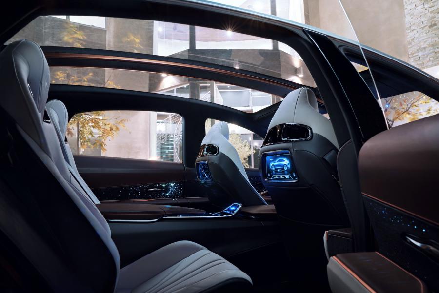 Интерьер Lexus LF-1 Limitless 2018 года  (фото 23 из 72)